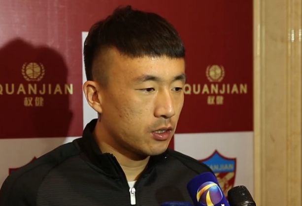 二战时代，英国一架飞机在履行轰炸使命中，被德军击中，几名英国兵士被迫跳伞逃生。他们约好在土耳其浴室碰头，并用此次步履的代号“鸳鸯茶”作为接头记号。                                  他们别离下降在法国巴黎德军占据区的分歧地址。年夜胡子中队长雷金纳德被动物园办理员所救。而别的两名流兵，也别离在油漆匠奥古斯德 （布尔维尔 饰）和乐队批示斯塔尼斯拉斯（路易·德·费内斯 饰）的帮忙下遮蔽好了。即使德军睁开